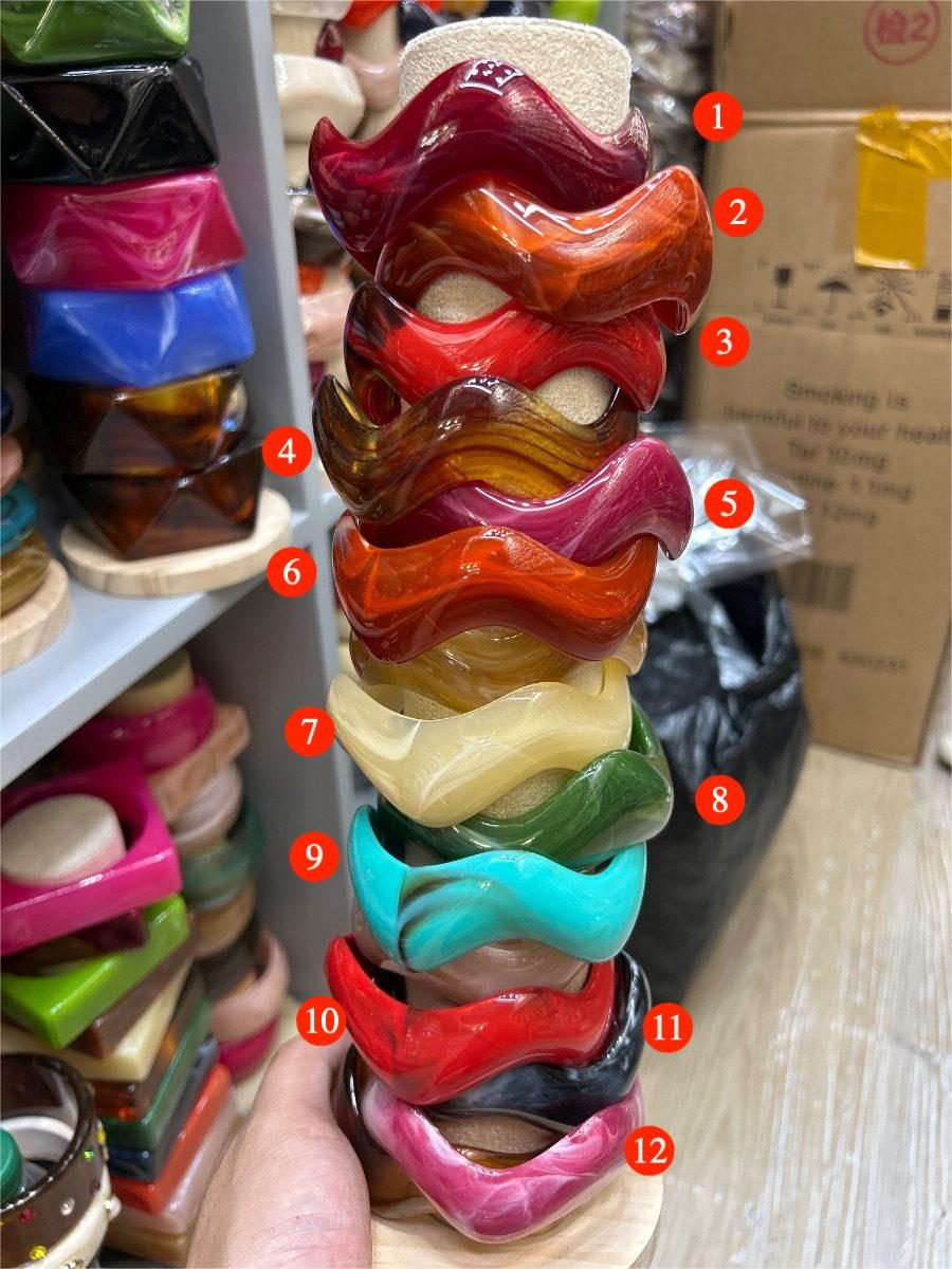 Dopamine Resin Wavy Bangle